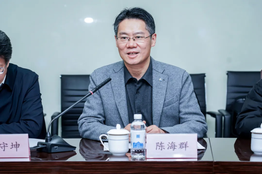 常州大学徐守坤书记、陈海群校长一行光临CQ9参观调查(图4)